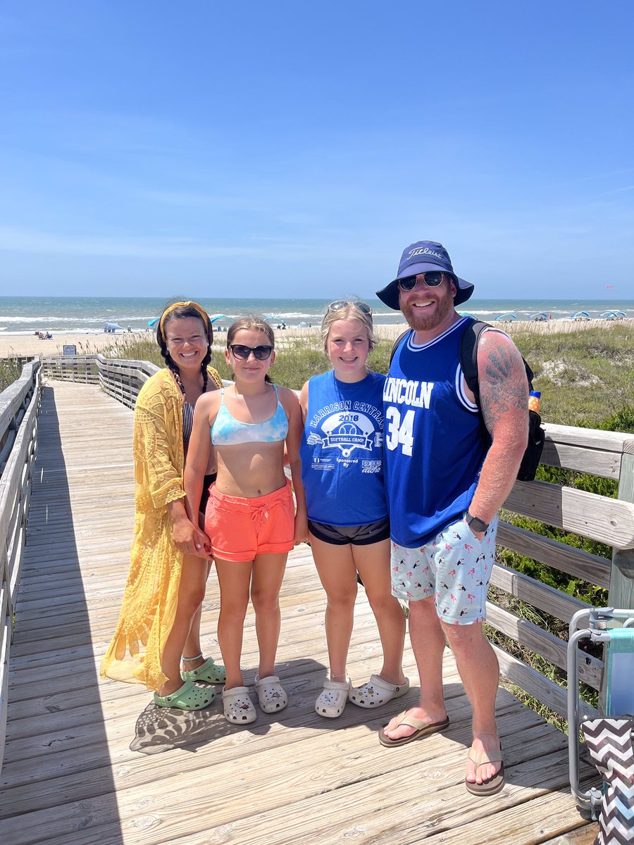 onechace's tweet photo. The Smiths have had a full week of sun and fun! Enjoying our last few days! https://t.co/aOmj0UNckY
