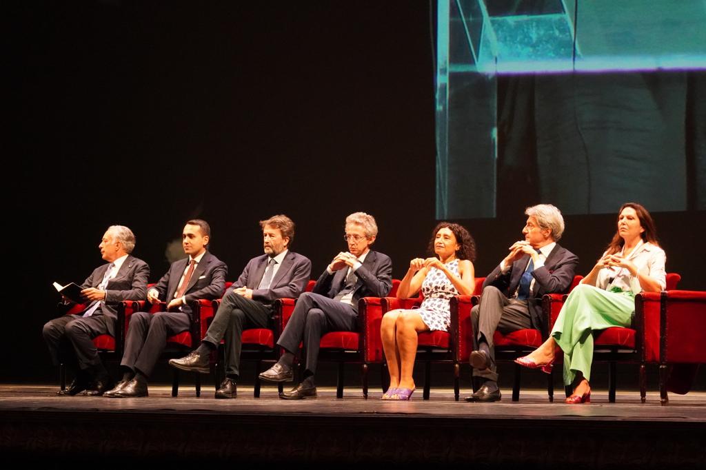 ItalyMFA's tweet photo. #IIC protagonisti della promozione integrata e della cultura scientifica, importanti veicoli per raccontare al pubblico un'🇮🇹 inclusiva, innovativa e all’avanguardia e per valorizzare grandi progetti come la candidatura @Expo2030Roma.
🗣️Min @luigidimaio a #ConferenzaIIC a Napoli https://t.co/jlJbQEV5KF