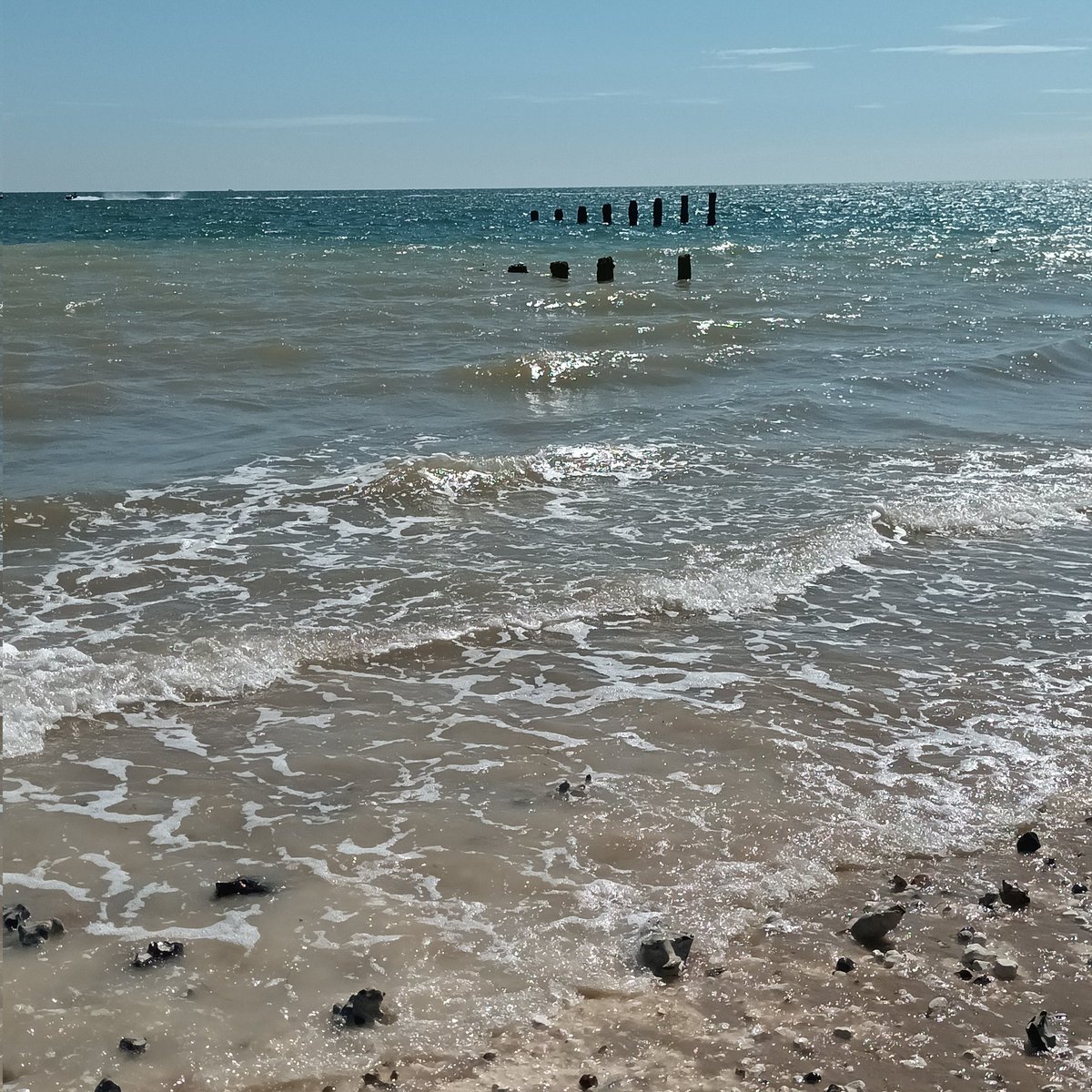 Jowhatdoiknow's tweet photo. Muddy surf today. #seaside #climpingbeach #walking https://t.co/VJLV3sFLEm