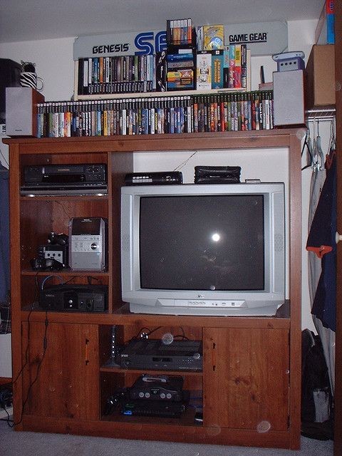 ReloadedRetropy's tweet photo. Una típica sala de los años 90s... https://t.co/ZgmrXd8dIo