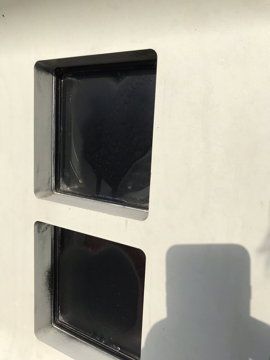 Sinnlose Zerstörungswut brach sich am Blitzer auf der Severinsbrücke Bahn, weil 50 km/h Schikane ist?! Es wurde versucht mit einem Poller diesen aus dem Fundament zu hebeln und die Optik wurde besprüht. <a href="/Koeln/">Stadt Köln</a>