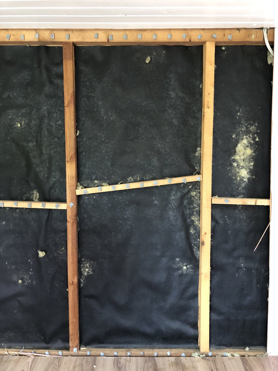 hanh_r's tweet photo. Status Update Laube: 
40% Innenverkleidung und Dämmung entfernt.

Status Update Garten:
Pflaumen sind reif. Zeit für Pflaumenkuchen. 🌼 https://t.co/H0tr4AXpJs