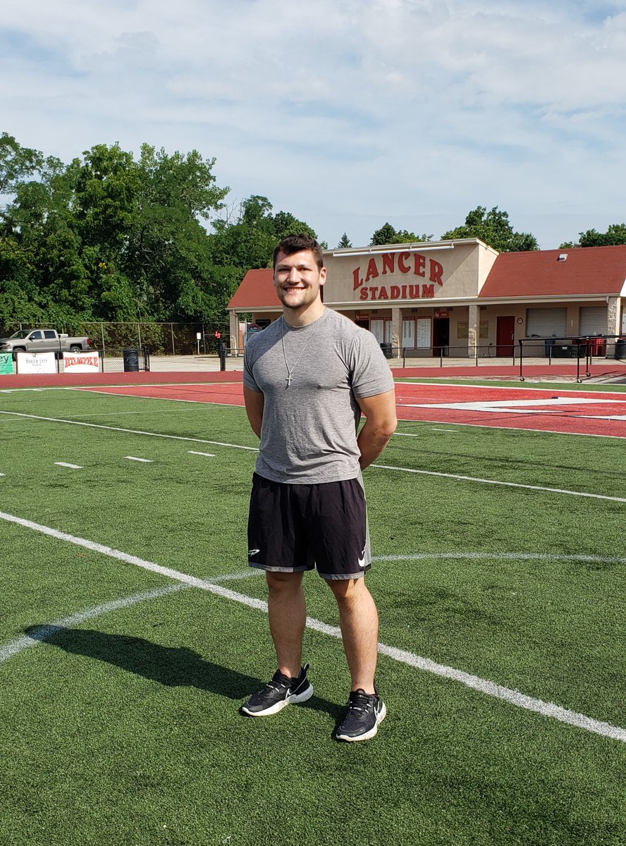 It continues to be humbling to see our alumni return to campus!
Luke Doerger '16 - U of Tol. FB and Engineering Grad stopped by LS to see how his old team continues to progress.
#LancerYoungAlumni
#LancerFootball
#LRD