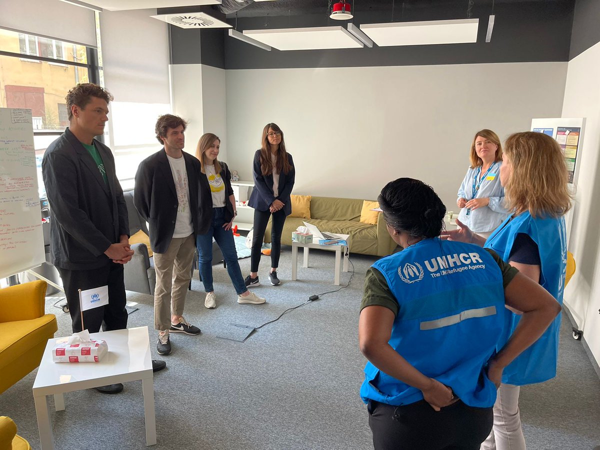 UNHCR Poland received a delegation from UNIQLO Europe. The delegation visited our cash enrolment centre, a UNHCR-UNICEF ‘Blue Dot’ safe space, & met with refugees from 🇺🇦 to hear first-hand their stories & challenges. Thank you @UNIQLO_UK for your valuable support.