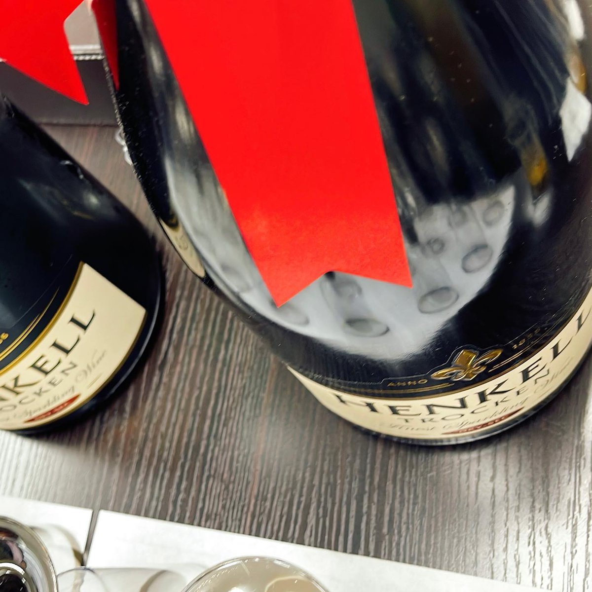 akarisano's tweet photo. #事務所移転パーティー 🥳🪅　　
#henkell

で、乾杯🥰

夜は、
#お寿司パーティー🍣

久しぶりに逢えた方もいて嬉しかった💖

#ミッレディ
#フランチャコルタ
#アランブリュモン 
#ラルムセレスト
#フ… https://t.co/OyKwyUjvcO https://t.co/XyYKj6KB8D