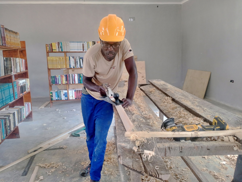 movingwindmills's tweet photo. Young Craftsmen making bookshelves for +2000 books at the Chitenje Hub

#EverLearning #TalentisUniversal #ChitenjeHub https://t.co/Dp4z738KZW