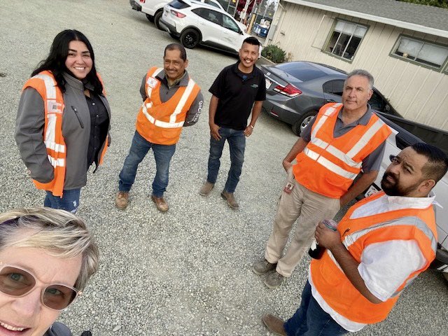 Hello from South Branch, Happy Friday!
 Stand up meetings are sometimes the most productive.  20 min planning and sales chat session this morning. Debra (branch manager) brought the donuts!! 🍩 🍩 
#happyfriday #landscapers #landscaping #teammeeting #huddle #morninghuddle