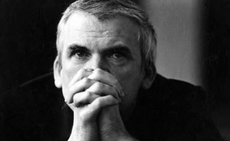 "الجمال في الفن هو نور ما لم يتم قوله إطلاقًا. نور أضاء فجأةً. هذا النور الذي يشع من الروايات الكبرى لا يستطيع الزمن إطفاءه، إذ ما دام الوجود الإنساني منسيًا دومًا من قبل الإنسان، فإن اكتشافات الروائيين مهما كانت قديمة لن تكف أبدًا عن إدهاشنا"
- ميلان كونديرا | فن الرواية