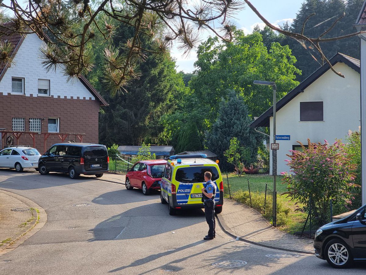 +++ AKTUELL +++ Schüsse in Ottweiler - Vermutlich 2 Menschen bei Wohnungsbesichtigung erschossen. Polizei mit Großaufgebot vor Ort.