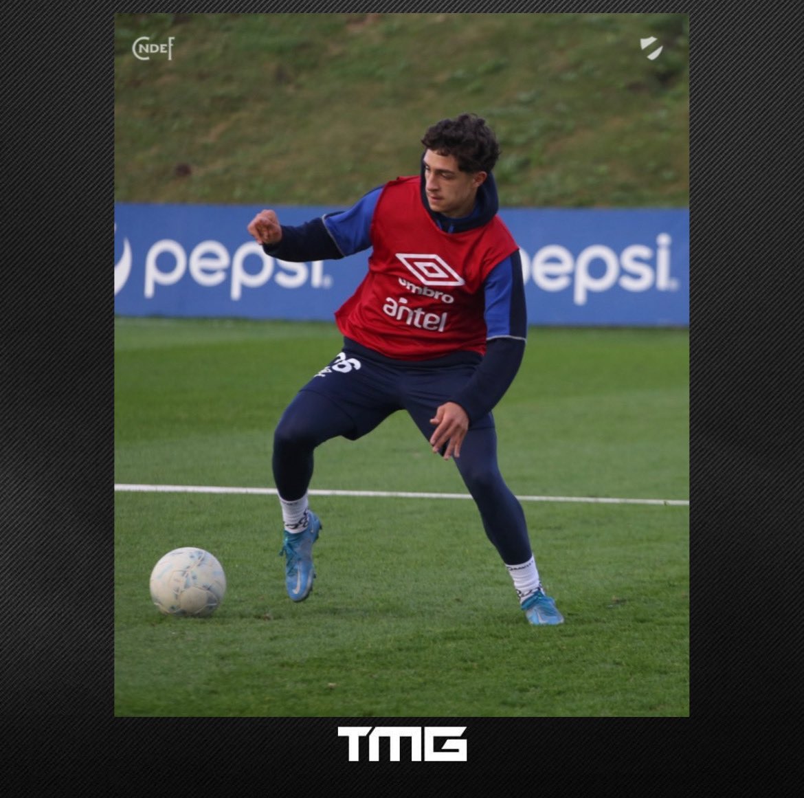 TMGFootball's tweet photo. 📌 De primera 🤝

@UlisesM33072539 entrena con el primer equipo de @Nacional 

Uli trains with the first team of #nacional

#ulises #tmg #uruguayo https://t.co/ZAGHBUnaEf