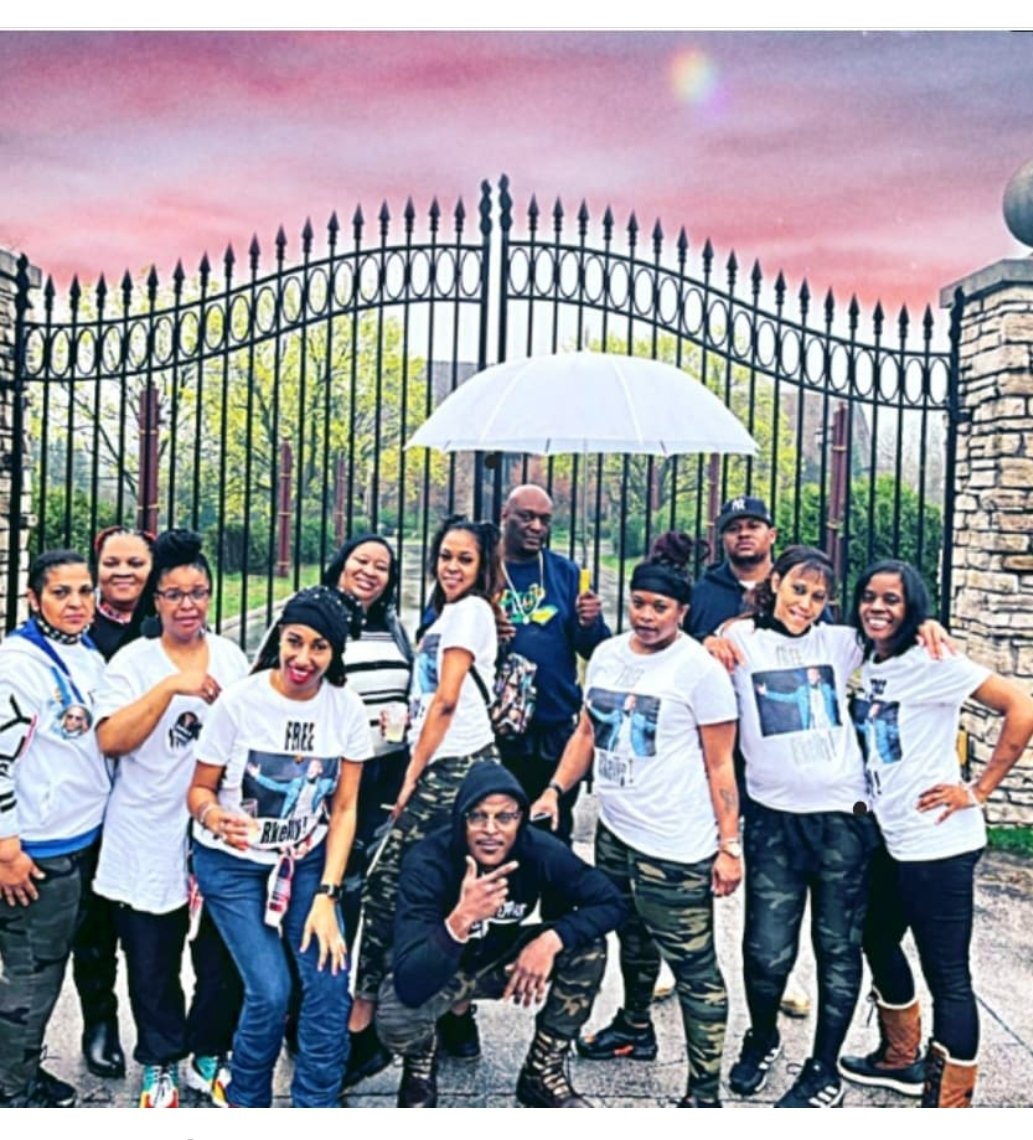 QueenBell76's tweet photo. #justice4rkelly #FreeRKelly #justice4DeboskiGunn #MrDueProcess himself π¦
https://t.co/7Ktnyms5h5