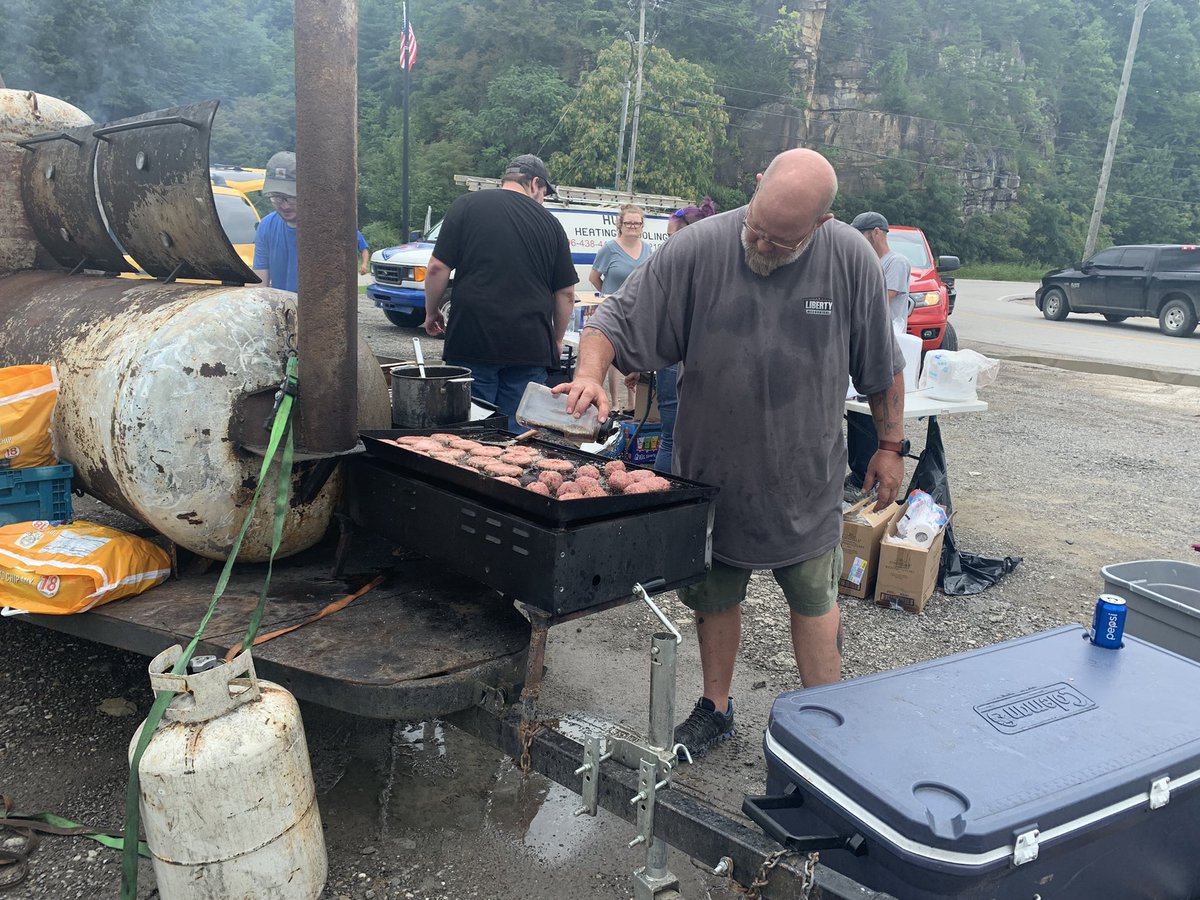 LEX18_Michael's tweet photo. It’s already happening in Eastern/Southeastern Ky. The small town banding together element is underway as they’ll help one another get though this. Donated supplies and food for anyone in need in the Hazard area. (It’s near the Armory.) @LEX18News 4,6 pm https://t.co/qLMVOwHHTD