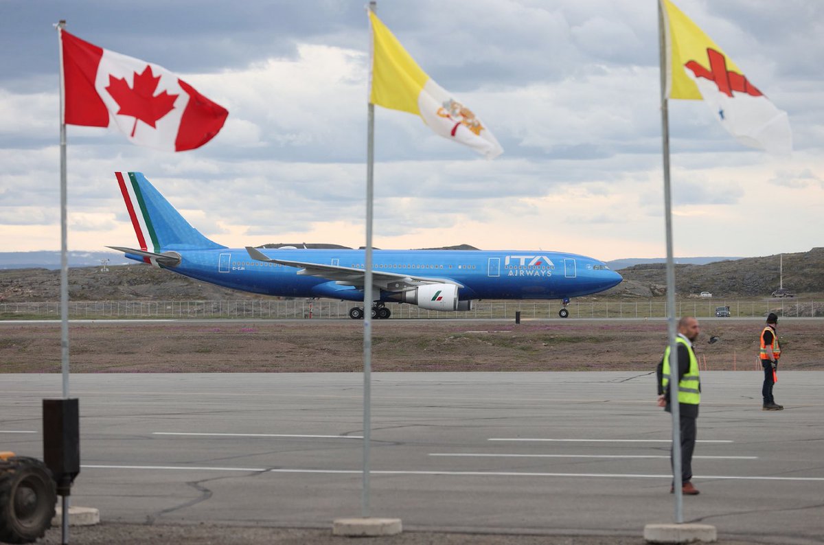 Le pape François vient d’atterrir à Iqaluit pour la dernière portion de sa visite. Un événement public est prévu ainsi que des rencontres privées avec des survivants inuit des pensionnats   📸 Evan Mitsui #icign