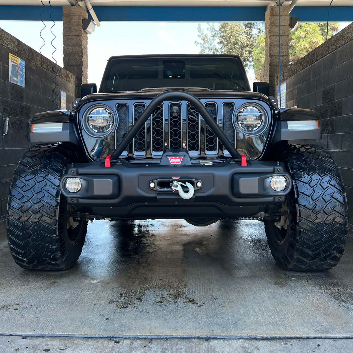 Mean muggin gotta love a DIY car wash 🧼 @7SlotSociety @Jeep_SevenSlot #JeepGladiator #jeep #jeeplife @THEJeepMafia @RubiconExpress1 @Thejeepboss @ItsaJeepWorld