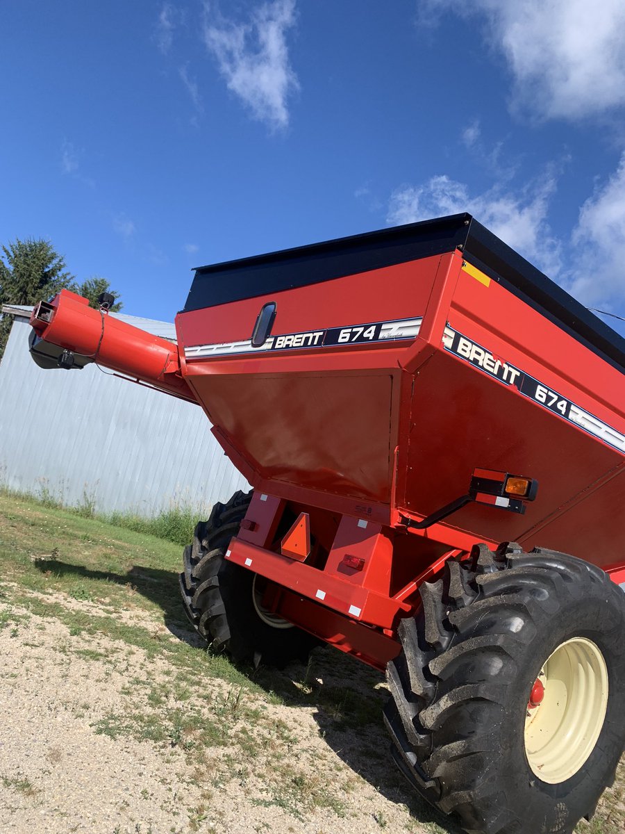 van_beets's tweet image. For sale Brent 674 
All new wheel bearings and seals, New hydraulic hoses inside and out side, All lights work, New led lights on unload auger, New Firestone 800/65R32 tire deep treat, 180 degree rotating hitch, Slip clutch pto with new slip clutch plate $28,000 OBO