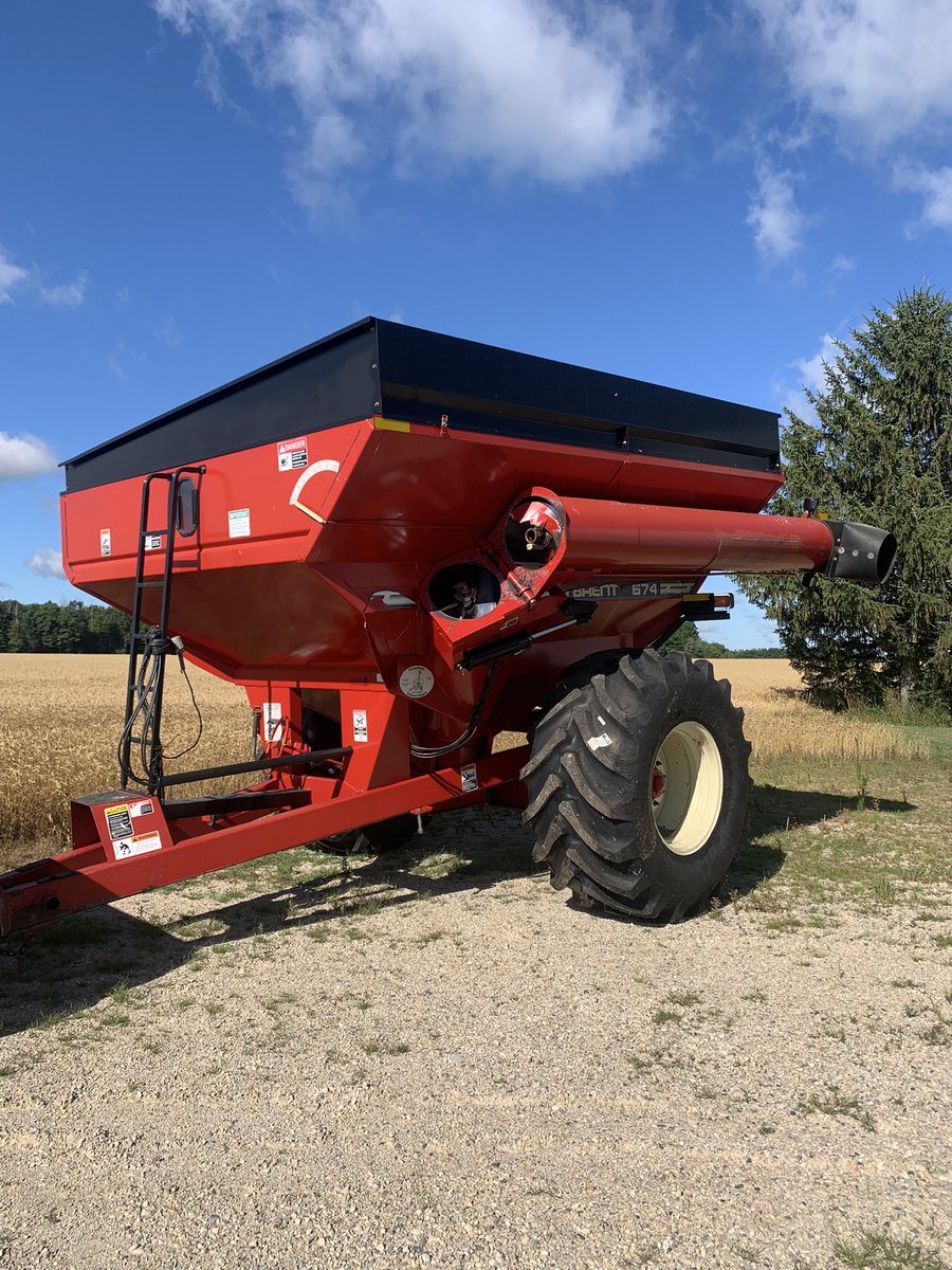 van_beets's tweet image. For sale Brent 674 
All new wheel bearings and seals, New hydraulic hoses inside and out side, All lights work, New led lights on unload auger, New Firestone 800/65R32 tire deep treat, 180 degree rotating hitch, Slip clutch pto with new slip clutch plate $28,000 OBO