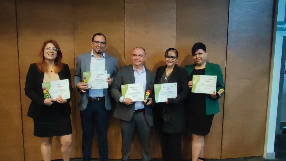 MENDEZGARAVITO's tweet photo. En la ceremonia de premiación de EDUPRÁCTICAS organizado por Secretaria de Educación (@SecEducacionJal) y Mexicanos Primero Jalisco (@Mexicanos1oJal).  

Entre otros ganadores,en edición 2022, la CAV de la Secundaria General 53 “Laura Rosales Arreola”. 

¡Felicidades! https://t.co/29T4wIOQfQ