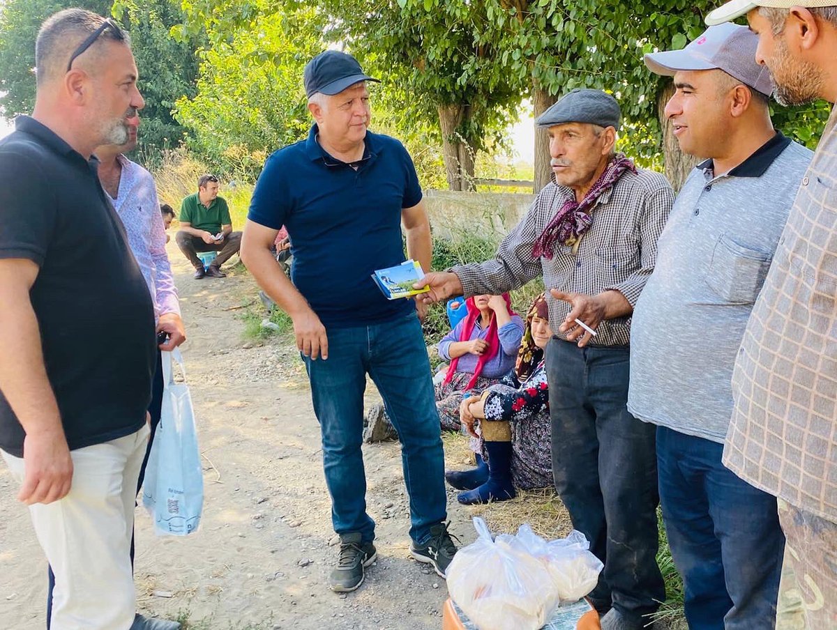 Bugün Efeler İlçe teşkilatı olarak sahada çiftçilerimizle beraberdik. Sn. Genel Başkanımız’ın selamını ilettik,umutlarını yeşerttik. Deva herşeyde olduğu gibi tarımda da hazır dedik.  #devatarlada <a href="/MeltemGurler/">Meltem Gürler</a> <a href="/emin_ekmen/">Mehmet Emin Ekmen</a> <a href="/AydininDevasi/">DEVA Partisi Aydın İl Başkanlığı</a> <a href="/MKarakavukoglu/">Mehmet Karakavukoğlu</a>