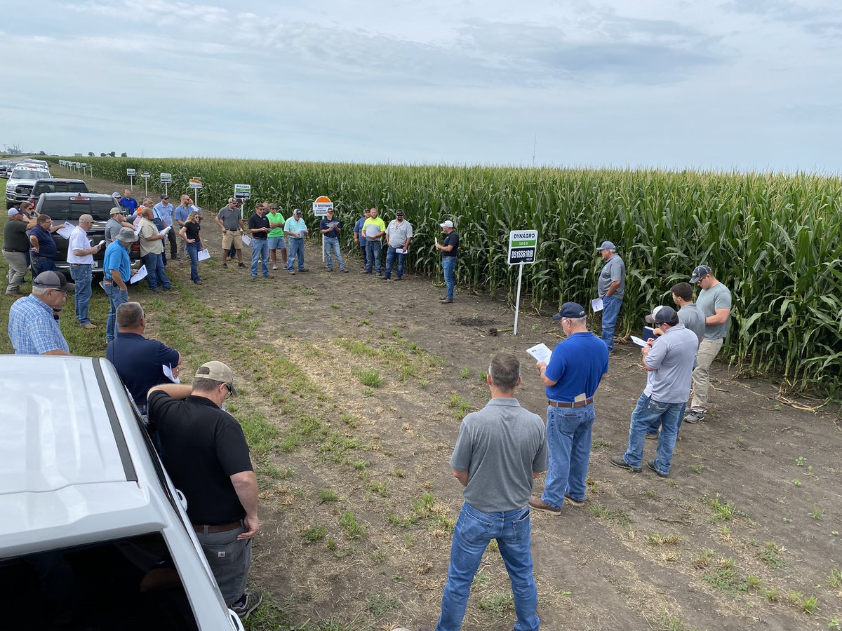 Fleet70's tweet photo. “SUCCESS IS THE SUM OF SMALL EFFORTS, REPEATED DAY IN AND DAY OUT”        Dyna Gro/Loveland product Training Western Il Division https://t.co/1Z7WEKBt58
