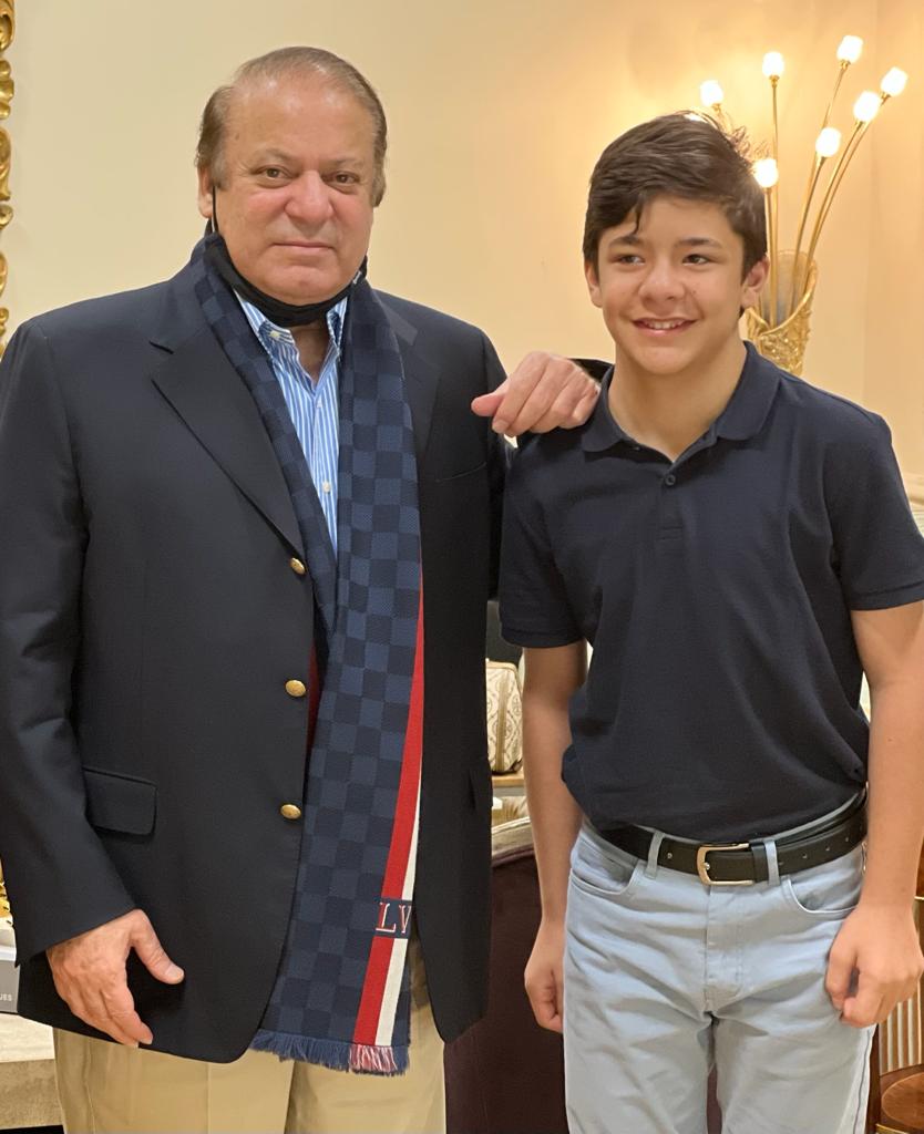 RashidNasrulah's tweet image. نہم جماعت کا طالبعلم اپنے والدین کے ہمراہ KPK سے لندن یہ دلی خواہش لے کر آیا کہ شاید اسکی ملاقات اس شخصیت سے ہو جائے جس نے پاکستان کو خوشحالی اور ترقی کی راہ پر گامزن کیا تھا۔ سلام ان والدین کو جو اپنے بچوں کو درست تاریخ پڑھا اور سمجھا رہے ہیں۔