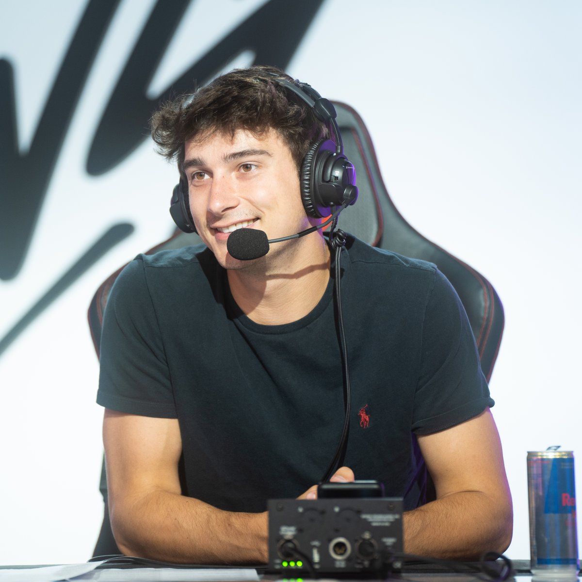 "J’sais pas si vous l’avez vu ce mercredi mais j’suis toujours en vie ^^
Franchement c’était vraiment une chouette soirée, revoir les bros @Skite, <a href="/Nikof/">M8 Nikof</a> &amp; <a href="/Doigby/">Doigby</a> (merci encore pour l’invitation), ça (...)"👇🦈

instagram.com/p/CgmrcT7jciP/