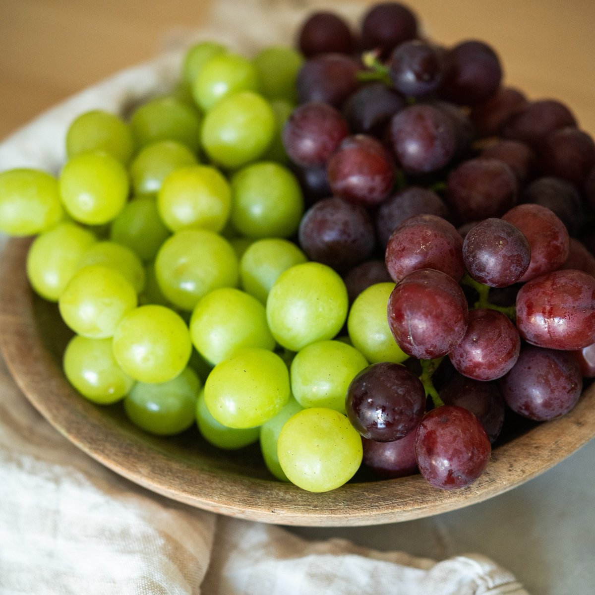 SamsonsGrapes's tweet photo. Whether it's a quick snack break or a full charcuterie spread, grapes are the perfect refreshing treat! https://t.co/ZMyjXqA9jb