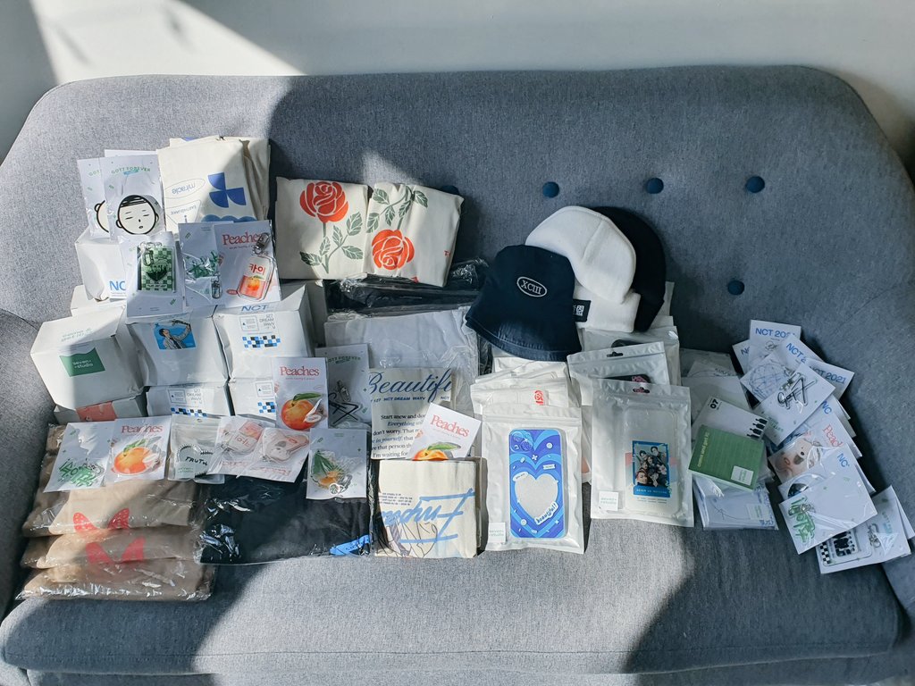 CherryMoonShop's tweet photo. UPDATE / FEEDBACK

Seven studio - Last breath / 8th anniversary got7 / universe / peaches and general coll arrived ! 

Thank you for your work and stay safe !🥰✨️ @sevenstudioG7 
#SS7feedbacks https://t.co/Qk2q7Z3Yup