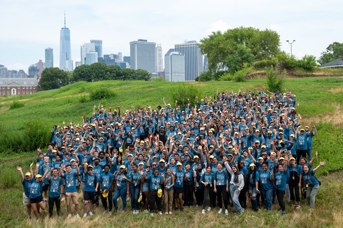 Bloomberg's tweet photo. This year, nearly 700 interns across Bloomberg offices globally participated in our annual Intern Day of Service, which benefits our local non-profit partners around the world. #InternAtBloomberg https://t.co/XE4V5M9WCC