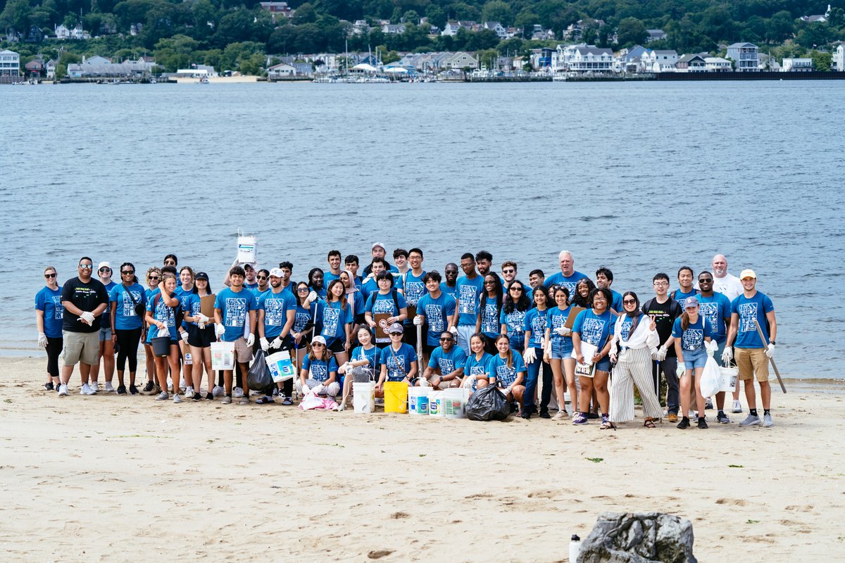 Bloomberg's tweet photo. This year, nearly 700 interns across Bloomberg offices globally participated in our annual Intern Day of Service, which benefits our local non-profit partners around the world. #InternAtBloomberg https://t.co/XE4V5M9WCC