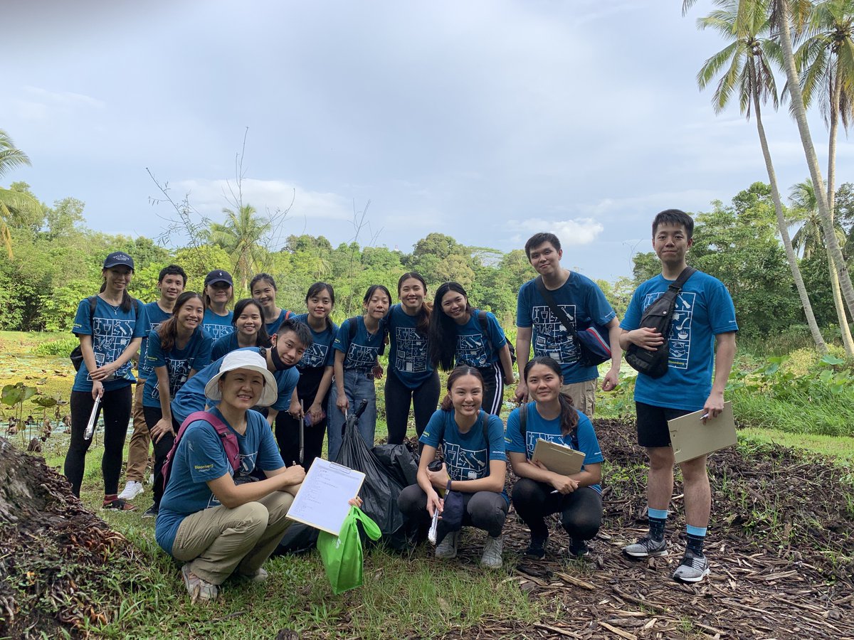 Bloomberg's tweet photo. This year, nearly 700 interns across Bloomberg offices globally participated in our annual Intern Day of Service, which benefits our local non-profit partners around the world. #InternAtBloomberg https://t.co/XE4V5M9WCC