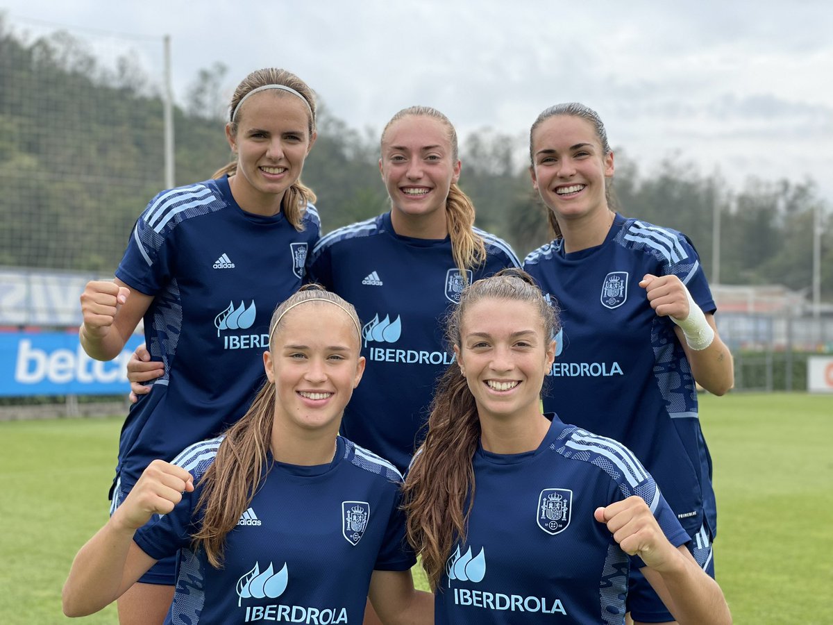 🙌🏻 En todo juego debe haber un equipo ganador.

🤜🏻 <a href="/MirariUria/">Mirari Uria</a> 🤛🏼
🤜🏻 <a href="/ornella_10_/">Ornella Vignola Cabot</a> 🤛🏼
🤜🏻 <a href="/AriadnaMingueza/">Ariadna Mingueza García</a> 🤛🏼
🤜🏻 <a href="/andreamedina3_/">Andrea Medina</a> 🤛🏼
🤜🏻 <a href="/LlorisSilvia/">Silvia LLoris</a> 🤛🏼

😊 ¡¡Seguimos a tope con nuestra preparación en México!!

#U20WWC | #VamosJuntas