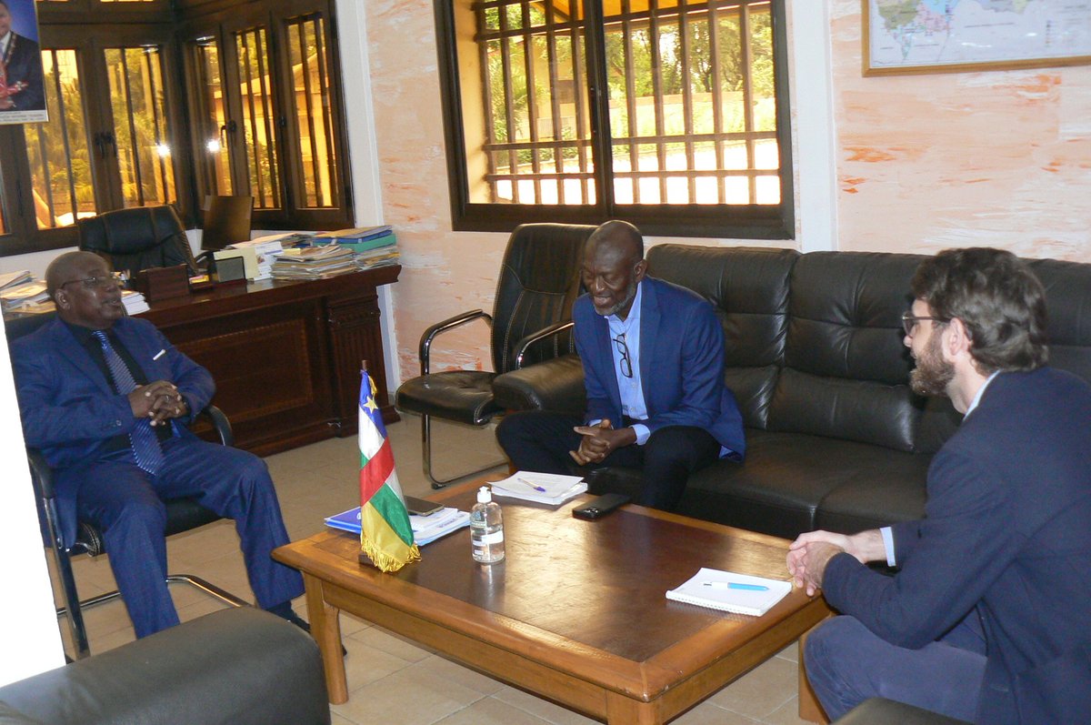 MinSecuriteRCA's tweet photo. Dans le cadre de l'évaluation et de l'amélioration de la coopération et de la collaboration avec l'UNHCR, le Ministre Michel Nicaise NASSIN a reçu le Représentant UNHCR, Olivier Fafa Attidzah. https://t.co/ktSSITUoD8