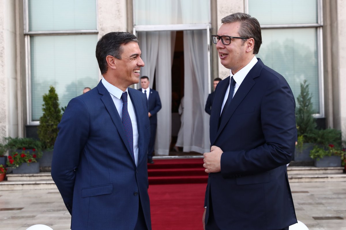 desdelamoncloa's tweet photo. El PG, @sanchezcastejon, ya está en Serbia donde se reúne con el presidente @avucic.

Hasta el lunes, Sánchez visitará además Bosnia, Montenegro, Macedonia del Norte y Albania. Un viaje que muestra el compromiso de España con los Balcanes dentro de los valores que encarna la UE. https://t.co/Q6elerHyH1