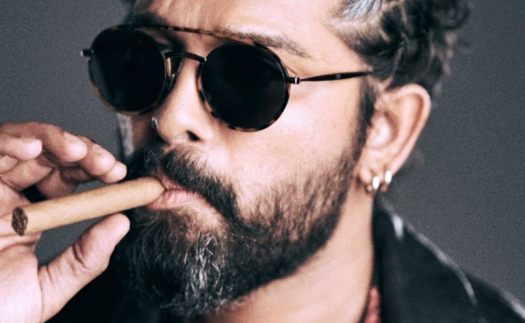 TrendsAlluArjun's tweet photo. Firstlook ,Songs ,Trailer Trend avadam chusam kani Just Ad photoshoot pic tho socialmedia antha e RAMPAGE neke sontham @alluarjun 🔥🙏 

FASTEST 1M pic on Insta for any hero in INDIA !! TRENDING!!💥💥 https://t.co/lcWru5NBMP