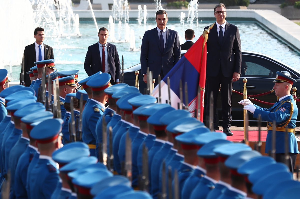 desdelamoncloa's tweet photo. El PG, @sanchezcastejon, ya está en Serbia donde se reúne con el presidente @avucic.

Hasta el lunes, Sánchez visitará además Bosnia, Montenegro, Macedonia del Norte y Albania. Un viaje que muestra el compromiso de España con los Balcanes dentro de los valores que encarna la UE. https://t.co/Q6elerHyH1