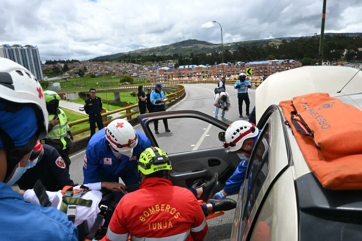 cruzrojaboy's tweet photo. #Simulacro participamos en el simulacro por accidente de tránsito en el viaducto Juan Nepomuceno Niño, invitación realizada por @alcaldiadetunja, @MovilidadTunja, en trabajo conjunto con @bomberostunja, donde un vehículo atropella a un peatón. https://t.co/ev4ljEOaah
