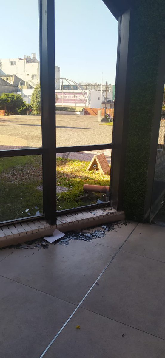 Nestorgrindetti's tweet photo. Por el otro, un grupo de inadaptados que el único propósito que tienen no es discutir paritarias si no, romper todo y joderle la vida a los demás. Una metodología violenta y vetusta. https://t.co/OMMawNLwi3