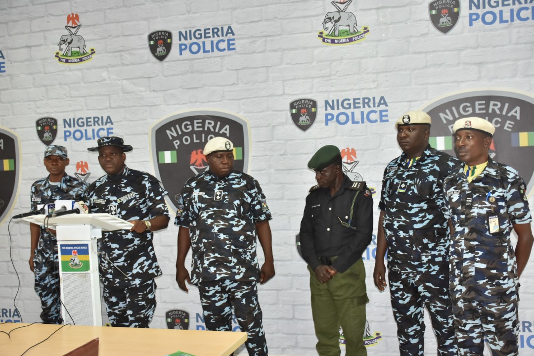 PoliceNG's tweet photo. PRESS RELEASE
POLICE DISMISSES, DE-KITS POLICE INSPECTOR IN VIRAL VIDEO
The Nigeria Police Force has dismissed one Mr. Richard Gele, the Police Inspector caught in a viral video dignifying and justifying extortion of members of the public and ... https://t.co/AohP9F7uSo