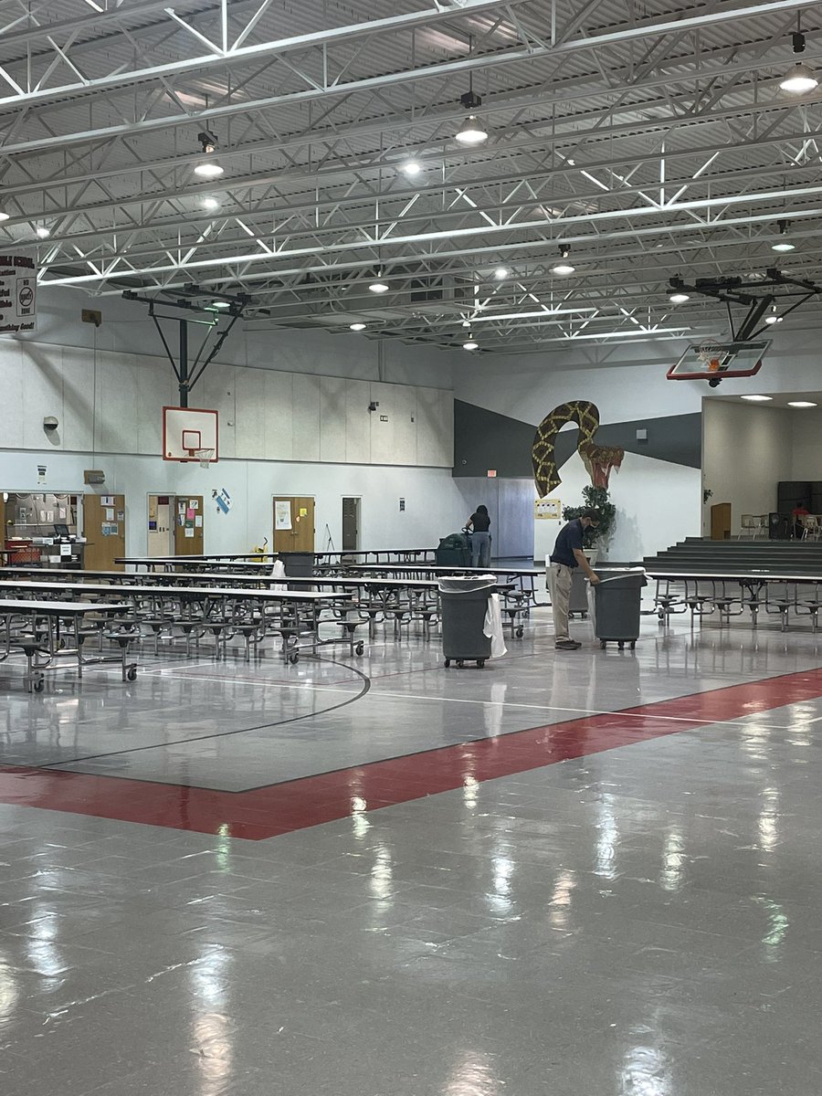 EMMScoachbarr's tweet image. Our amazing custodians keep our campus looking great on a daily basis all while handling all our crazy activities! @EMMS_Gutierrez @Team_EMMS @OliverAP_EMMS #BetterTogether #LevelUpp #FearTheStrike