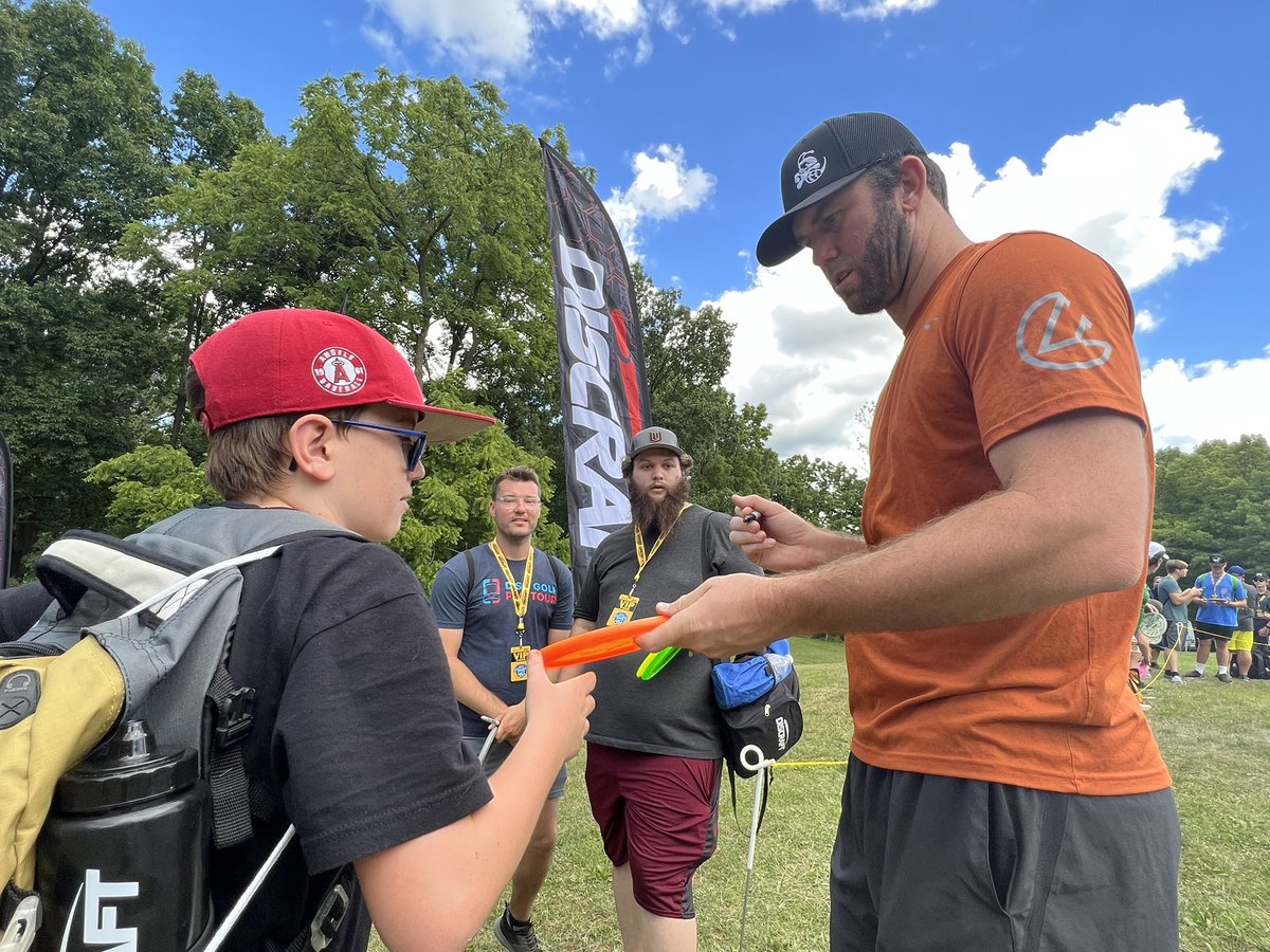 PDGA's tweet image. Set the pace ➡️ sign some discs.

@Brodiesmith21 at DGLO. 

#discgolf