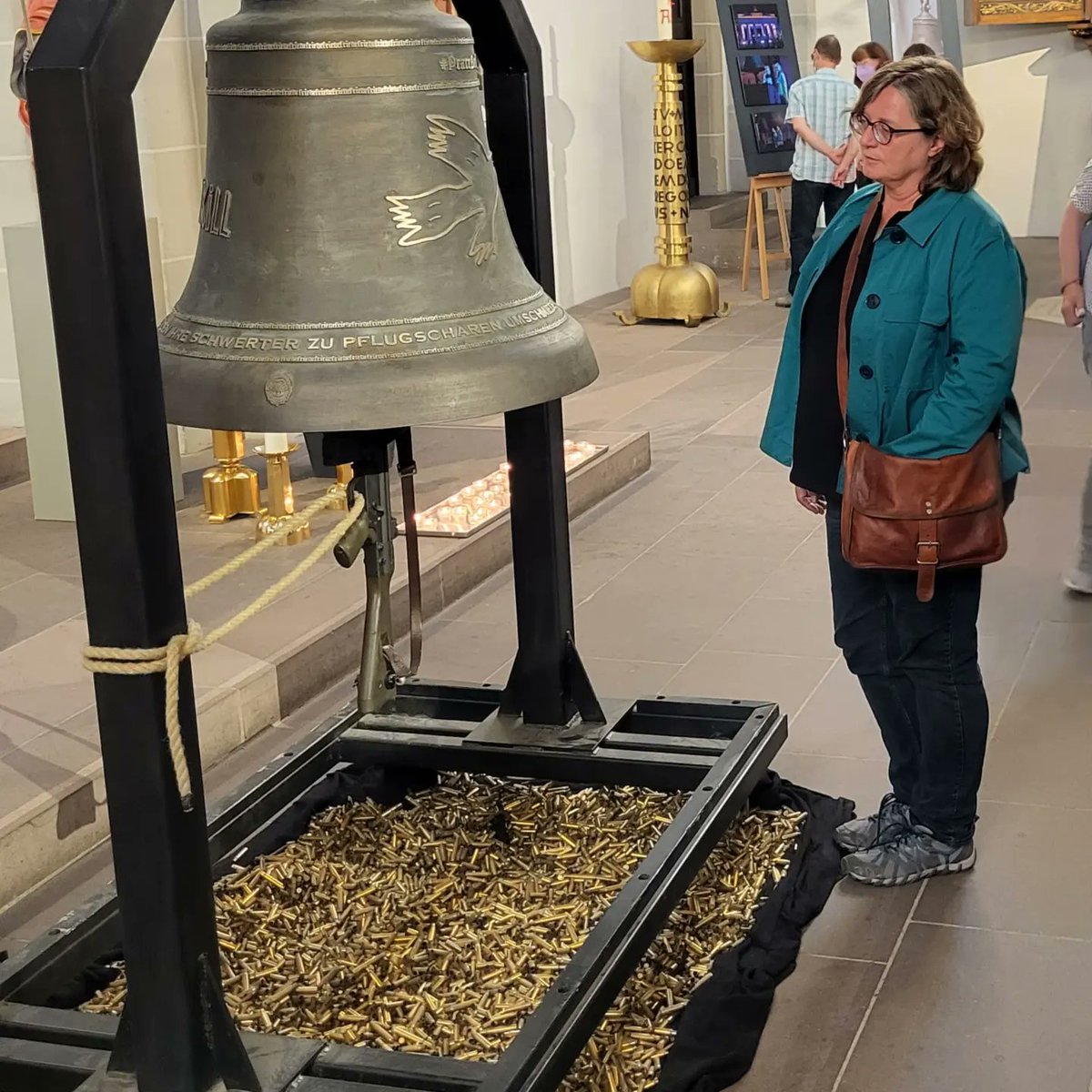 creuzmann's tweet photo. Schwerter zu Pflugscharen schmieden" - dieses Bibelzitat ging mir durch den Kopf, als ich jetzt die Friedensglocke des Sängers Michael Patrick Kelly in der Paderborner Gaukirche besuchte. Aus Waffen eine Glocke zu schmieden ist für mich weit mehr als ein Symbol. https://t.co/0yhcwEnysj