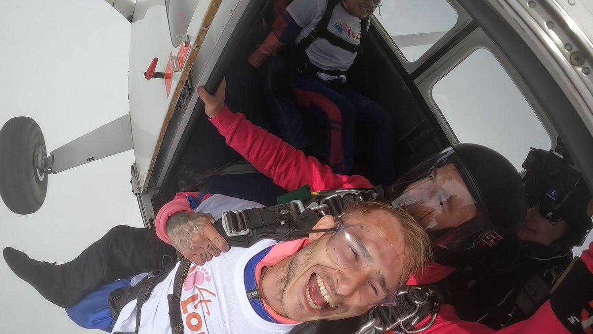 DjCallumWhite's tweet photo. @_4Louis skydive ... completed it ;) currently £1050 raised for the charity to be sent shortly 👍 😀  🙏

@skydiveTilstock had the best experience. Thanks to the team especially Hans and Debbs . https://t.co/VRHUURG2Jx