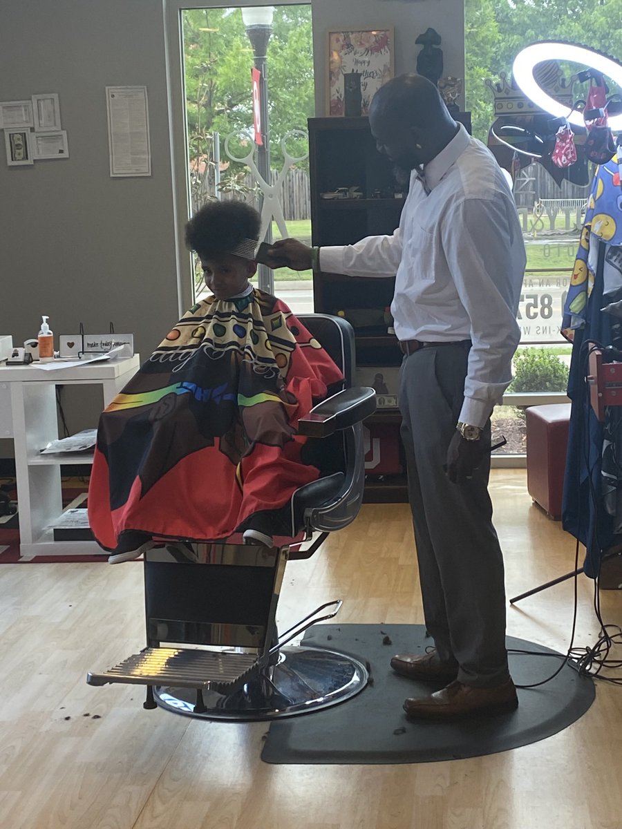 colemannatasha1's tweet photo. Come get the fresh cut at Beauty &amp; Designz on OU campus!!! #normanokc #oucollege #oucampuscorner  #okccuts #okcbraids #okcbraider #barberlife #loclife #normancuts #normanbraids #normanbraider #normanbarber #beauty&amp;designz #boomersooner #headingtonhall https://t.co/IMgdASkMV2