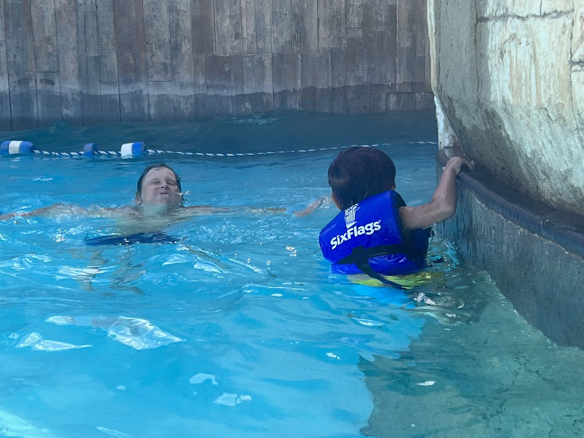 CWarriormom's tweet photo. Fun at six flags New England!!! https://t.co/7I79CWNyNw