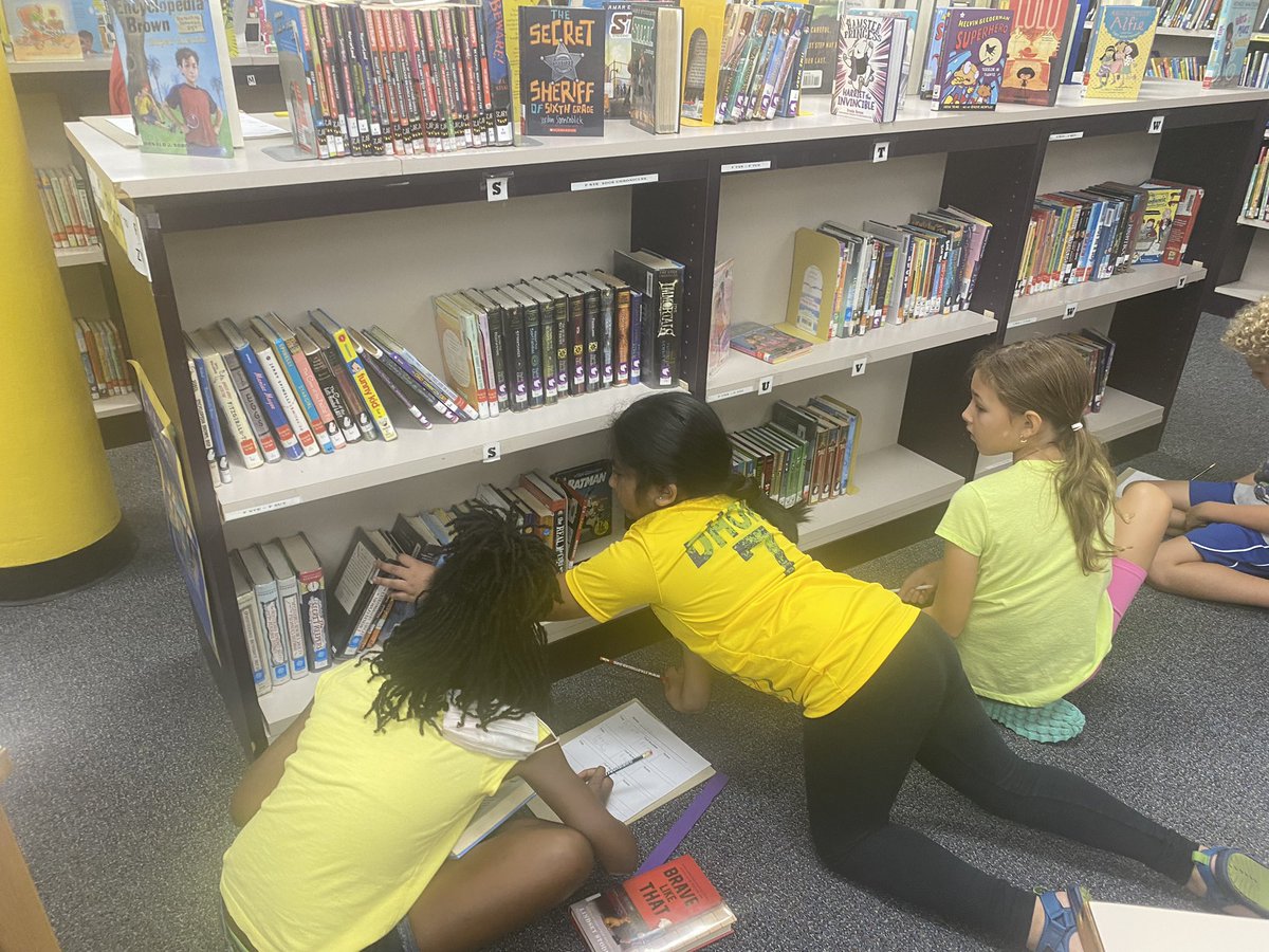 EasleyYr's tweet photo. Mrs. Clay’s class enjoying doing ‘speed meeting’ books- taking some time to interact with the shelves to find new material to read this year. #EasleyReads #dpsnclibraries https://t.co/qcCOVw5cyy