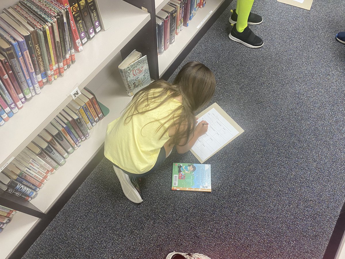EasleyYr's tweet photo. Mrs. Clay’s class enjoying doing ‘speed meeting’ books- taking some time to interact with the shelves to find new material to read this year. #EasleyReads #dpsnclibraries https://t.co/qcCOVw5cyy