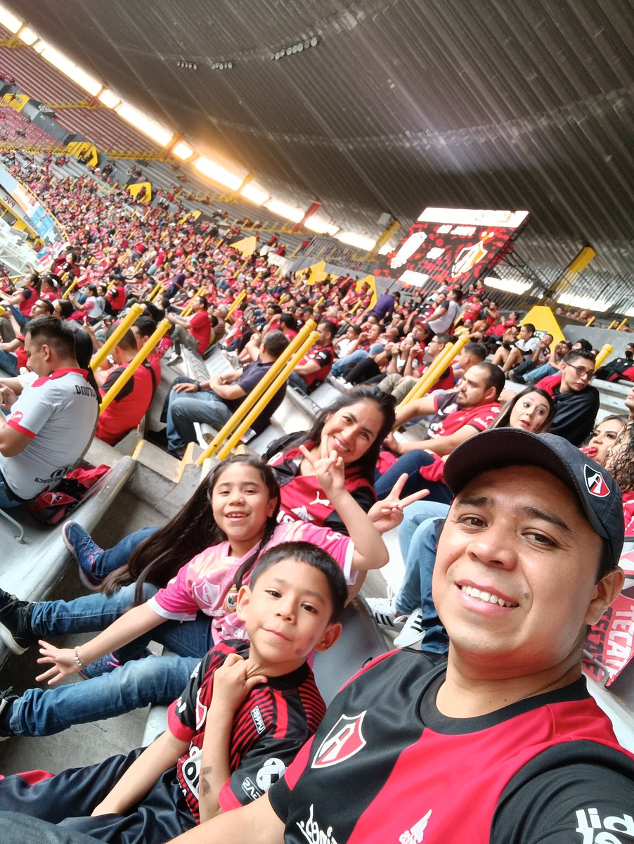 OSCOHE's tweet photo. @LuisReyess_ Eres el mejor hueso! Vamos con todo... La fiel está con ustedes, siempre lo ha estado. Mándame saludos, mi hijo David es tu fan. https://t.co/x9ZoFdC5Mb
