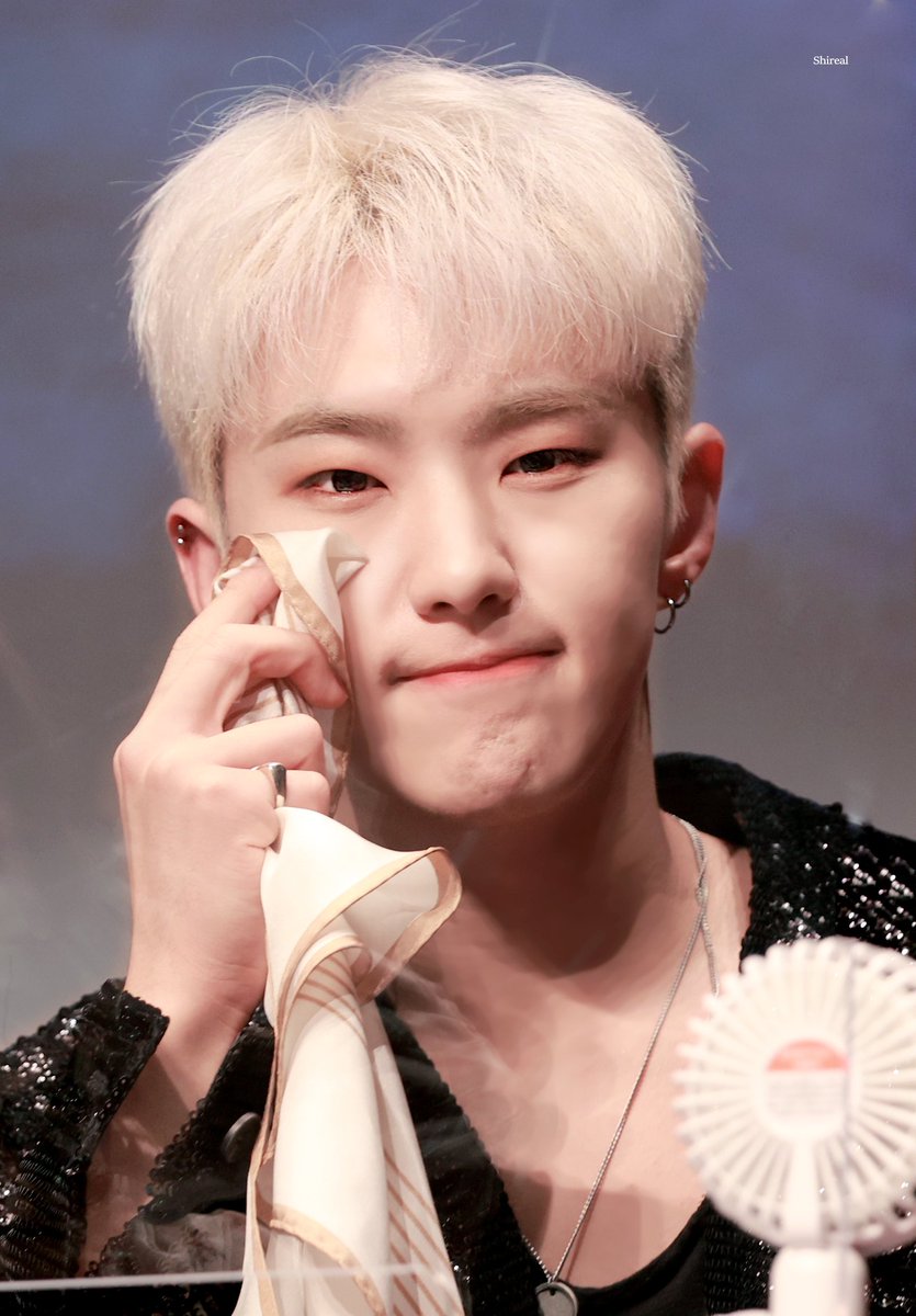 SHIREAL0615's tweet photo. 220724 예스24 팬싸
눈쓱ㅎ..
#세븐틴 #호시 #seventeen #hoshi #ホシ https://t.co/dbG2DiPejU