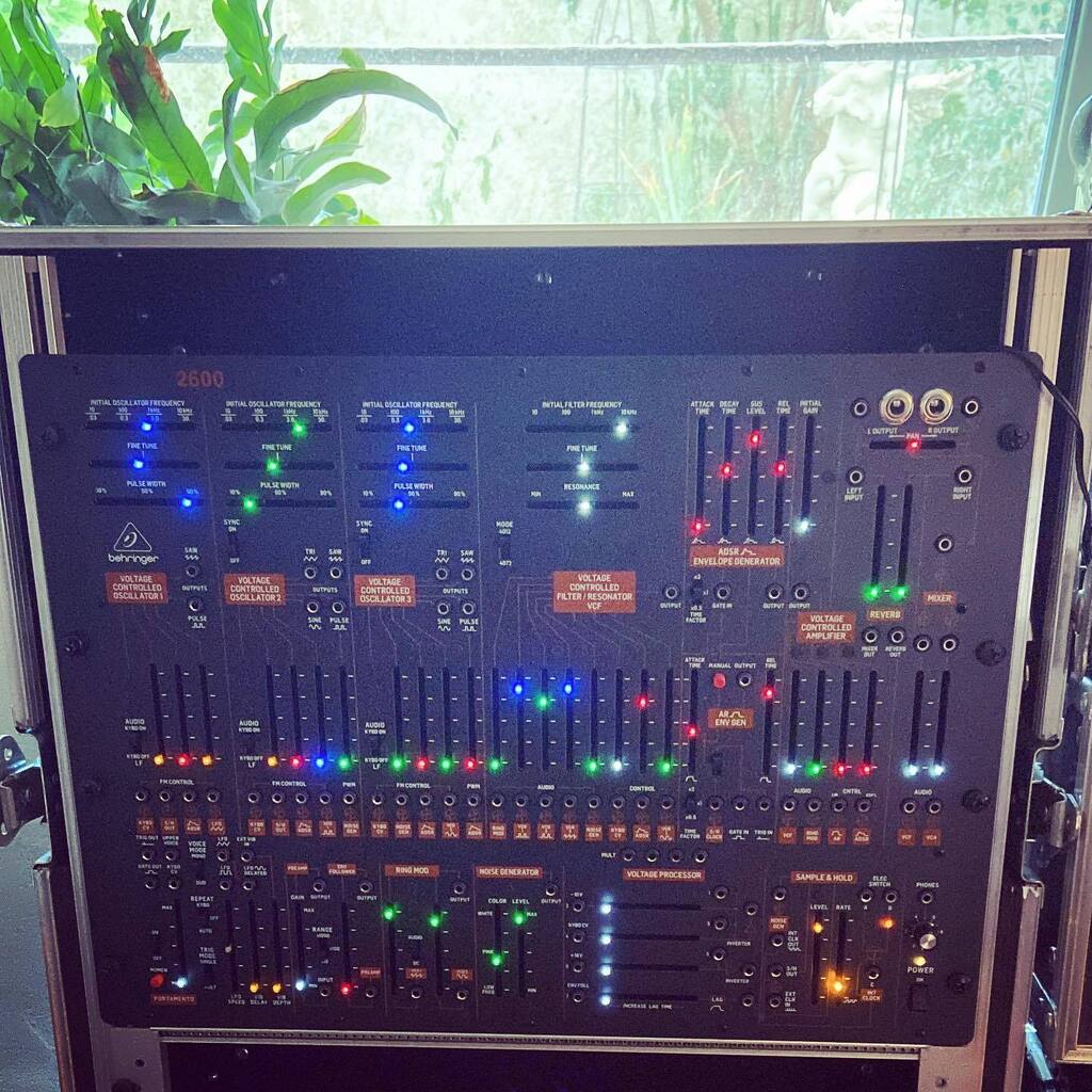 45nanometer's tweet photo. new synth friday with the 2600 ❤️👾

#behringer2600 #synthesizer #synthesizers #2600 #noise #electronicmusic #sounddesign #newsynthday #arp #studio https://t.co/vhblNZP2HB https://t.co/PRQFoiiVG5