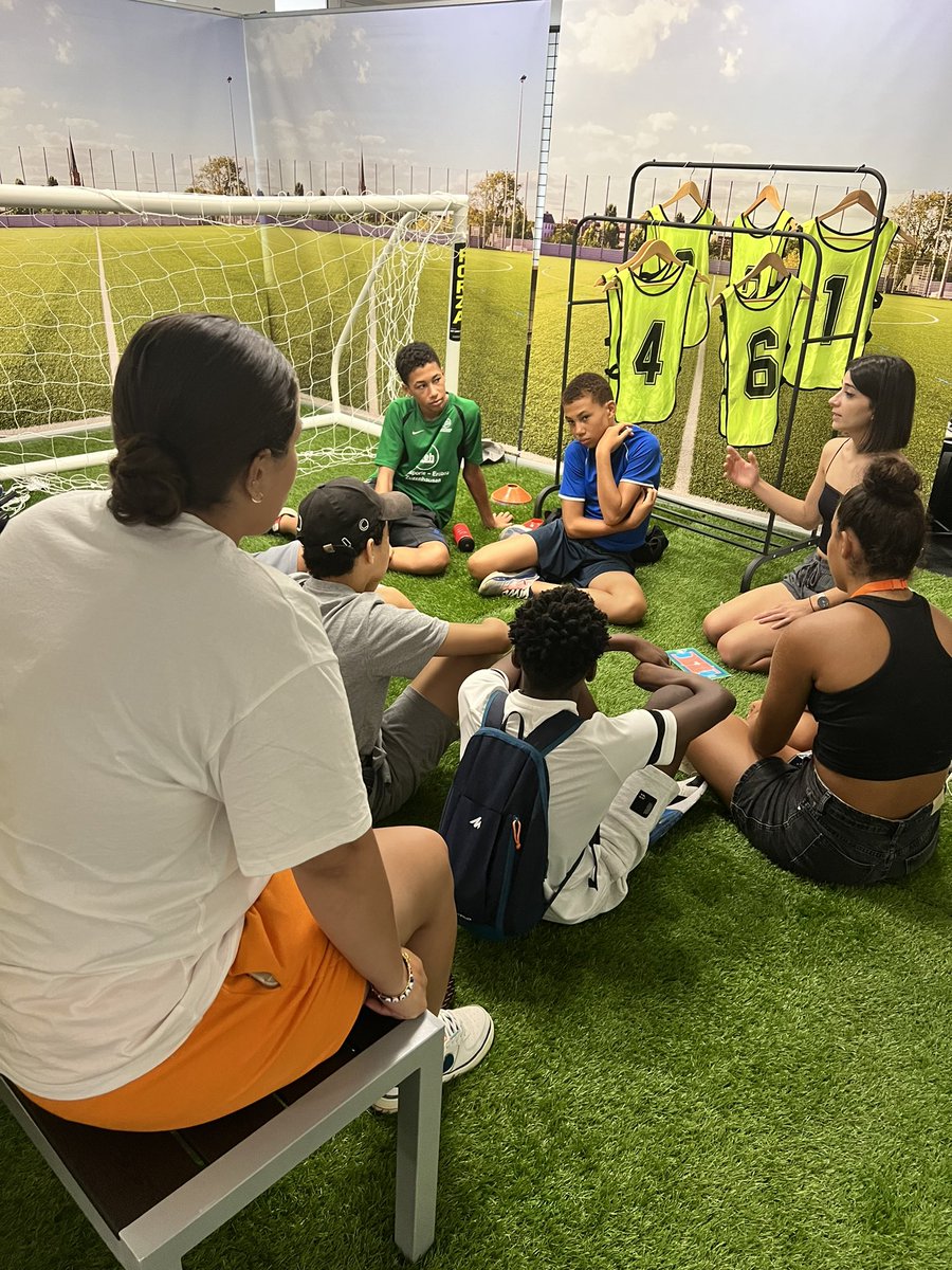 GADDICTIONfr's tweet photo. 👫 La Mairie de #Nice06 métamorphosée en terrain de foot, salle de classe, salle d’audience du tribunal et chambre d’ado: 50 jeunes plongés en immersion dans un défi collectif visant à tendre vers plus d’#egaliteFH et à prévenir les violences intra-familiales.
👫 Une belle 1ère ! https://t.co/zqEIMfAr2n